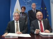 <p>Unterzeichnung der EU-Haushaltsordnung mit Parlamentspräsident Martin Schulz und dem Vertreter der zypriotischen Ratspräsidentschaft</p>